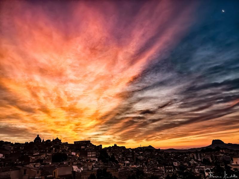 nubi rosse e spicchio di luna prima dell'alba - ph francesco mondello