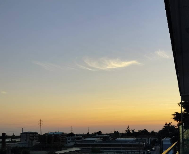 fresca serata con velo di nuvole
