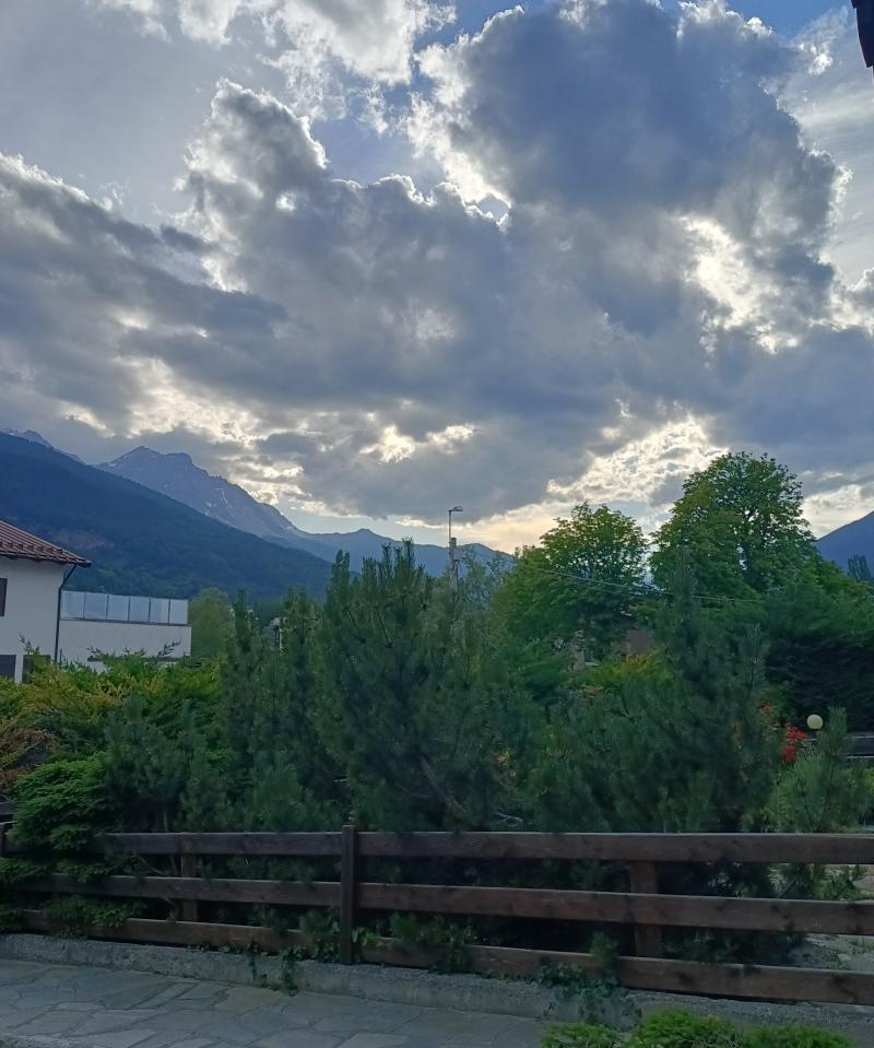 cielo nuvoloso verso le alpi francesi