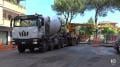 Immagine 1:Cronaca Roma, al via lavori riempimento voragine Quadraro: i mezzi all opera: Video
