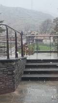 Immagine 1:Cronaca meteo diretta - Valle d Aosta, torna la neve fino a 1800m. I prati verdi si tingono di bianco - Video