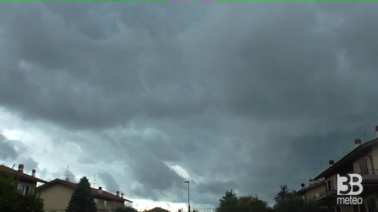 Meteo diretta: MIGLIORA al Nord, timelapse del temporale che si allontana. Bergamo. VIDEO