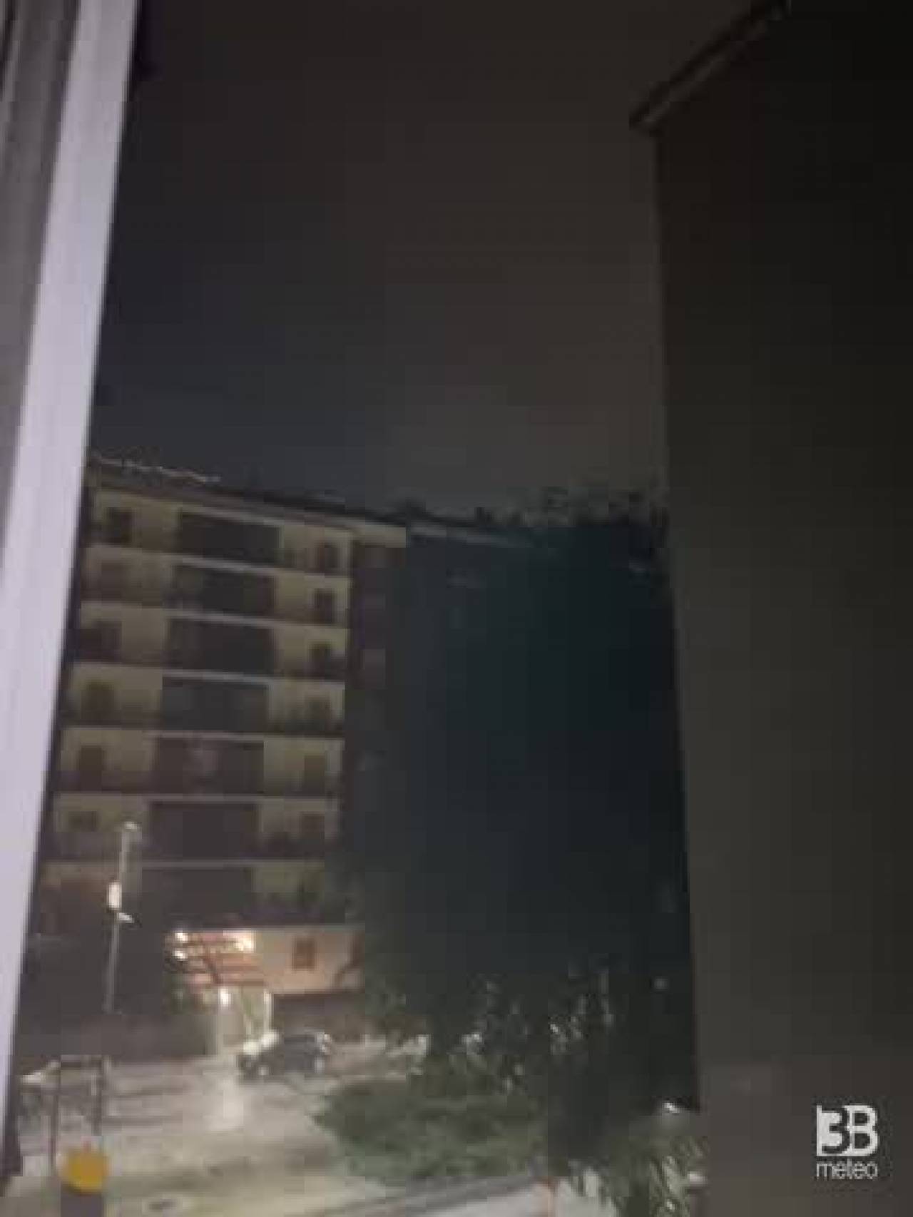 Cronaca meteo. Lombardia, Milano. Forte temporale con grandine nella notte. Strade ricoperte di bianco - Video