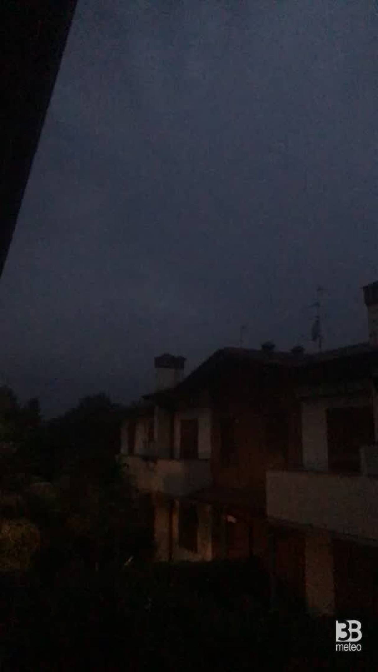 CRONACA METEO - Tuoni e fulmini giovedÃ¬ sera in Lombardia, la situazione dalla Provincia di Bergamo - VIDEO