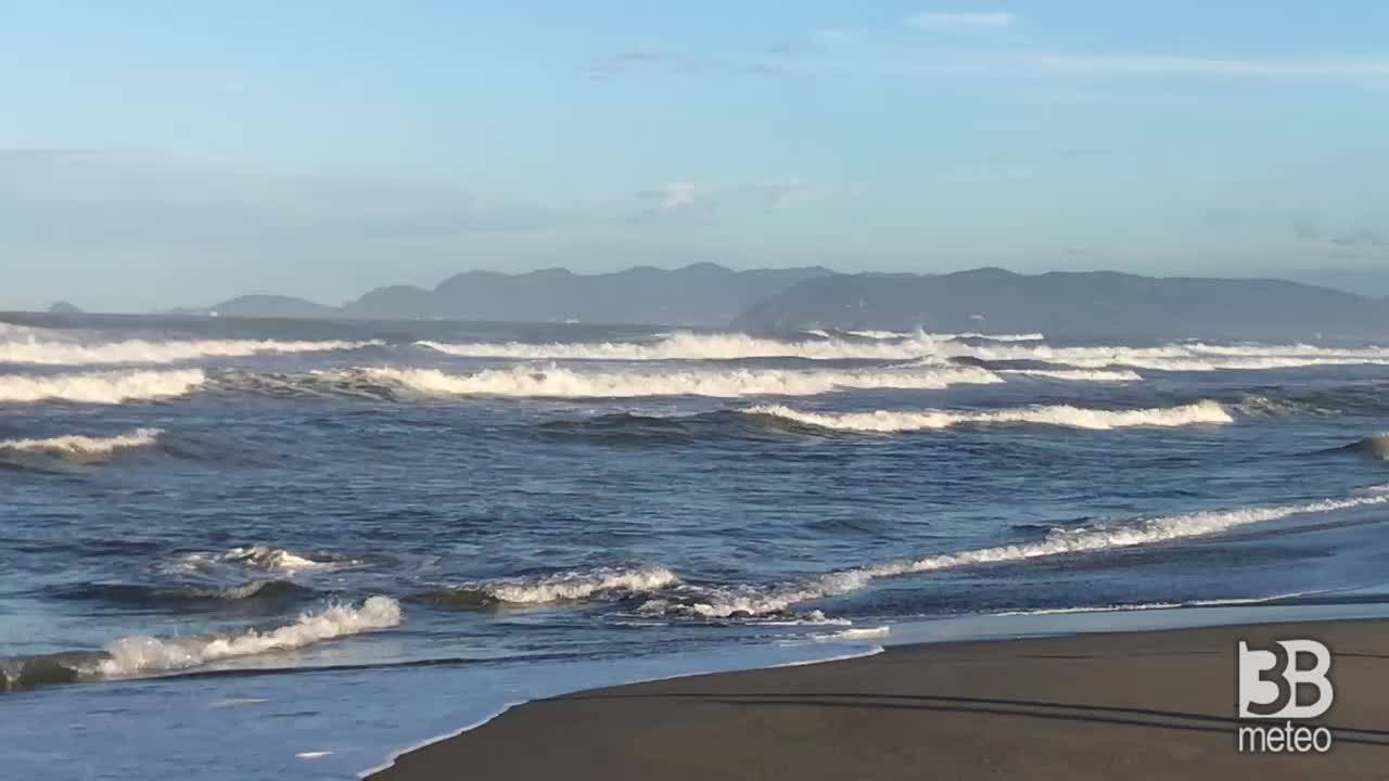 CRONACA METEO DIRETTA - Dopo i TEMPORALI vento in rinforzo e mari agitati in Versilia. Ecco Forte dei Marmi - VIDEO