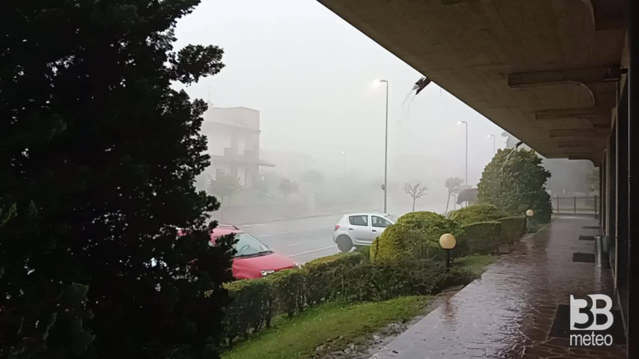 Cronaca meteo maltempo in Lombardia. Violento temporale raffiche di 80-100km/h a Medolago (Bergamo) Video