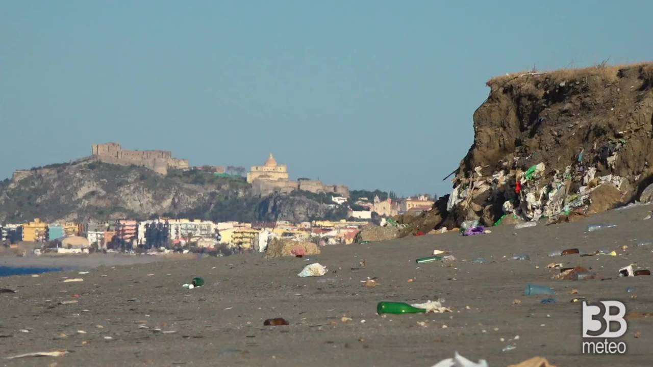 In spiaggia spunta una discarica: lo scempio a Milazzo, Messina