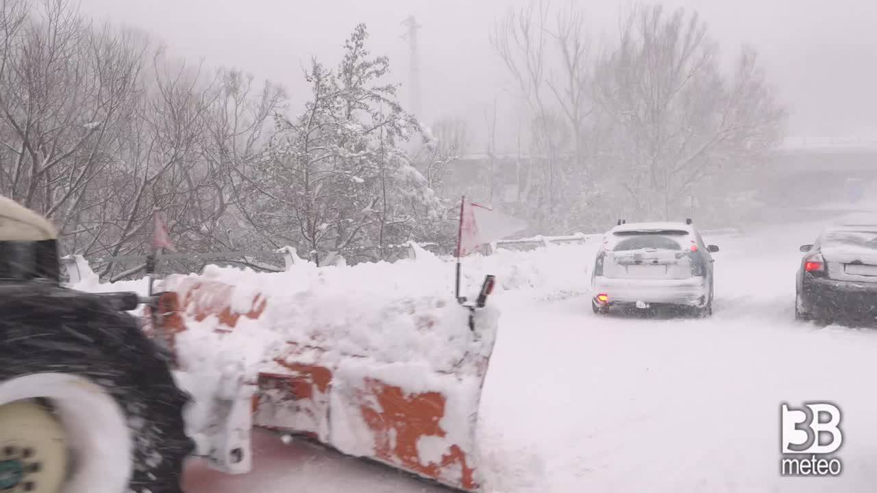 trattori spostano la neve dalle strade