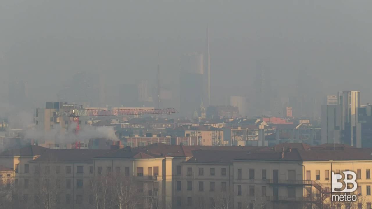 I grattacieli tra la nebbia: smog alle stelle a Milano