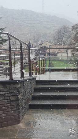 Cronaca meteo diretta - Valle d Aosta, torna la neve fino a 1800m. I prati verdi si tingono di bianco - Video