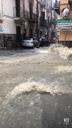 Cronaca meteo diretta - Sicilia, forti temporali nella zona di Palermo, allagamenti a Carini - Video