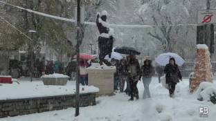Cronaca meteo diretta - Aosta, neve su statua Augusto: continua a nevicare in citt&amp;agrave; - Video