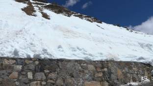 Cronaca diretta - Passo Stelvio, muri di neve e ruspe al lavoro nell ultimo tratto - Video
