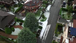 Cronaca meteo - Varese, grandinata Origgio, auto ferma sulla distesa di chicchi: video drone - Video