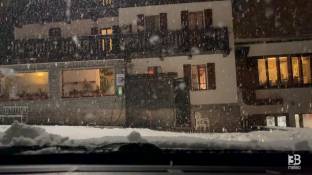 Cronaca neve diretta - Macugnaga, le strade tornano a imbiancarsi: camera car ore 22: video