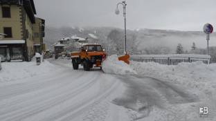 Cronaca meteo diretta - Abetone, mezzi e persone al lavoro per rimuovere neve lungo le strade - Video