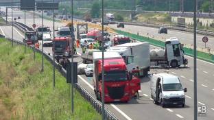 Cronaca diretta - Lombardia, Milano. Incidente sulla A4, due morti: impatto tra 3 camion e 2 auto - Video