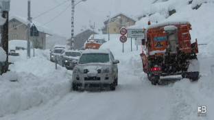 Cronaca neve Piemonte - Auto in difficolt&amp;agrave; a Macugnaga: oltre un metro di neve al suolo: video