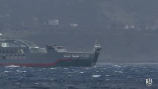 Cronaca meteo diretta - Mare mosso nello Stretto di Messina, traghetti solcano le onde - Video