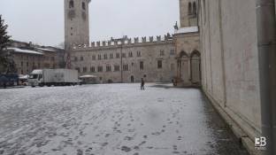 Cronaca meteo diretta - Trento, prima nevicata dell anno: centro storico imbiancato - Video