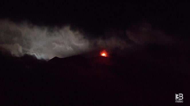 Cronaca diretta - Etna in eruzione tra le nubi al sorgere della luna - Video