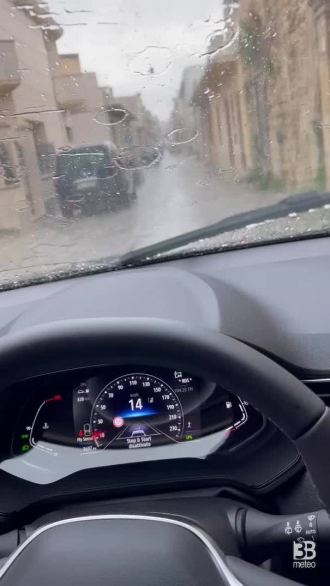 Cronaca meteo diretta - Sicilia, maltempo e forti temporali a Mazara del Vallo (Trapani) - Video