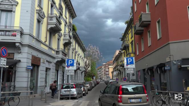 Cronaca meteo diretta - Milano, il cielo si fa plumbeo: temporali a nord della città - Video