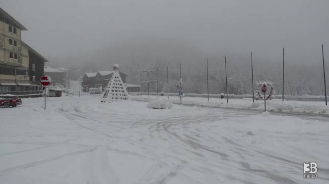 Cronaca meteo diretta - Neve all'Abetone, strade e case imbiancate - Video