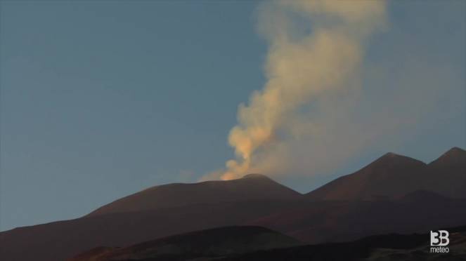 Cronaca eruzione Etna: intensa attività stromboliana - VIDEO