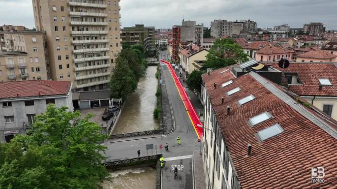 Cronaca meteo diretta - Alluvione Monza, la barriera protettiva gonfiabile ripresa dal drone - Video