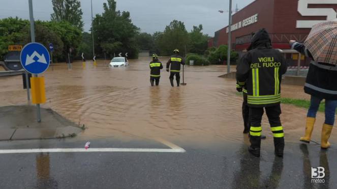 Cronaca meteo Alluvione a Gessate, donna soccorsa dai vigili del fuoco: video