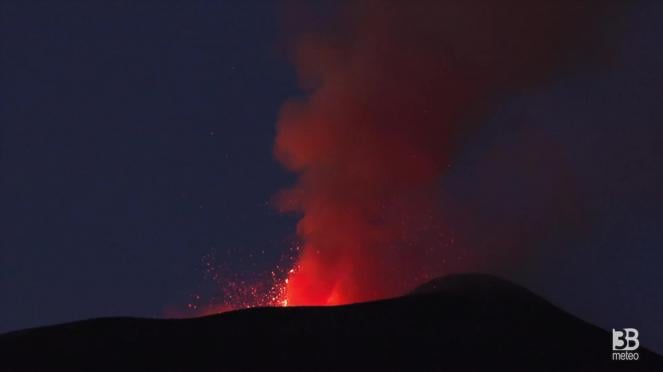 Cronaca eruzione Etna: emissione piccole fontane di lava - VIDEO 