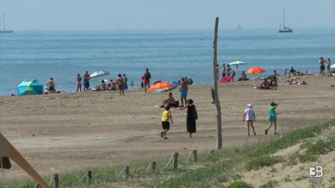 Cronaca video: gente in spiaggia a Ostia, tuffi in mare e giochi sul bagnasciuga