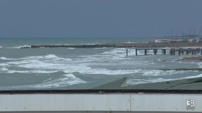 Cronaca meteo video: maltempo sulla costa laziale, mare mosso a Ostia