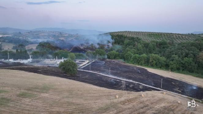 Cronaca diretta - Incendio a Fonte Nuova (Roma), le immagini dal drone: video
