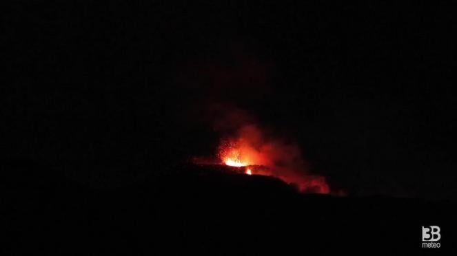 Cronaca diretta - Etna, tremore in salita: l'attività stromboliana a mezzanotte - Video