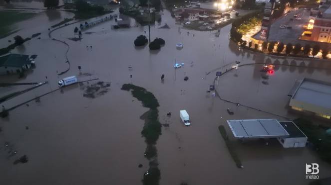 Cronaca meteo alluvione Lombardia: a Bellinzago Lombardo è emergenza. Vasta inondazione, video dal drone - VIDEO