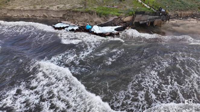 Cronaca meteo - Latina, mareggiata distrugge stabilimento balneare: immagini dal drone - Video