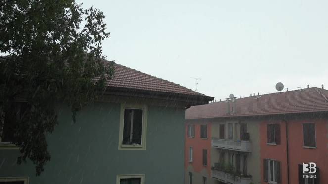 Cronaca meteo Milano, forte temporale in città: grandine nella zona nord. Video