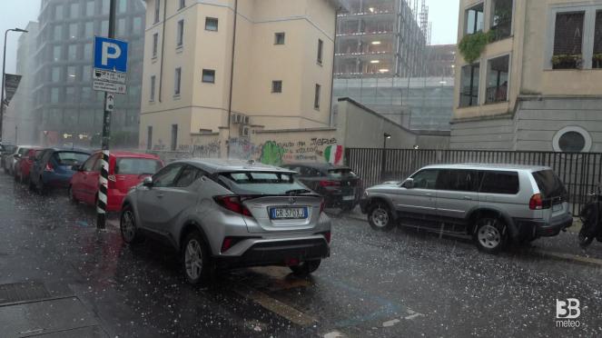 Cronaca meteo - Forte grandinata su Milano, auto segnate da chicchi - Video