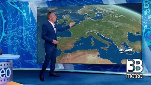 Il caldo non molla, ma tra giovedì e venerdì un paio di gradi in meno